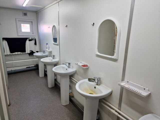 Уборка туалетных кабинок