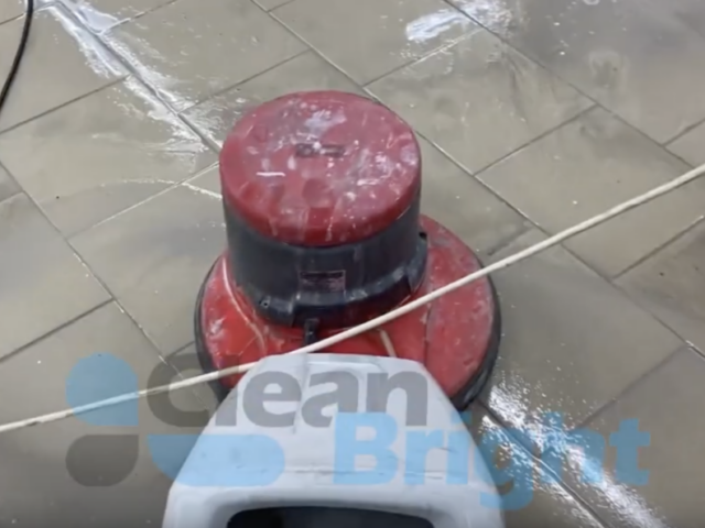 Машинная чистка полов в магазине