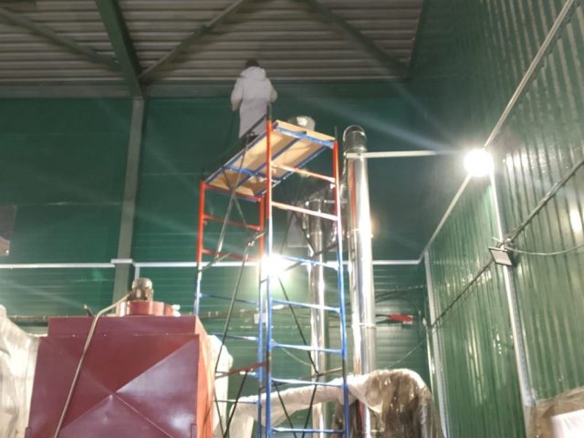 Мытье стен складского помещения