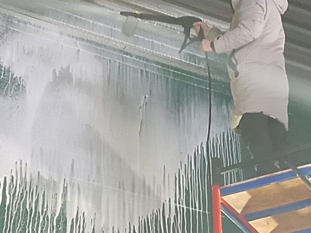 Мытье стен складского помещения