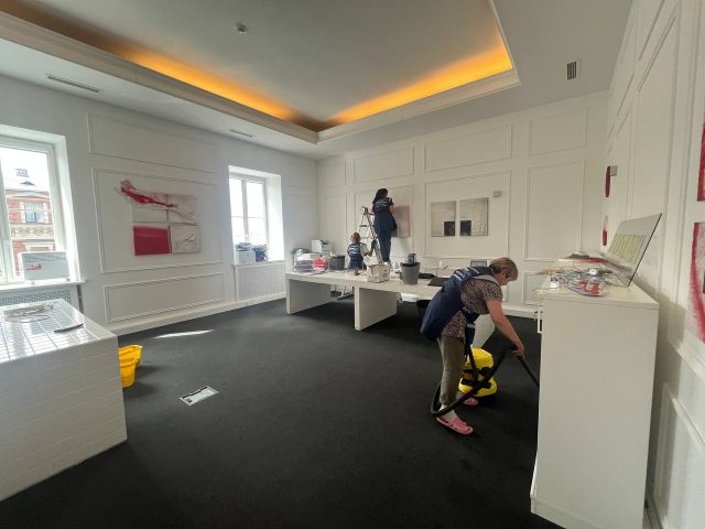 Генеральная уборка офиса в бизнес центре с химчисткой мебели