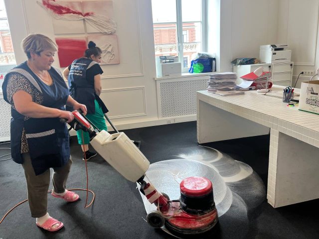 Генеральная уборка офиса в бизнес центре с химчисткой мебели