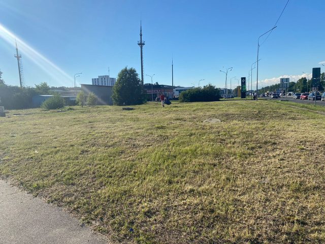 Покос травы територяи заправки