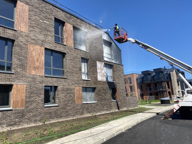 Мытье окон после ремонта в гостиничном комплексе