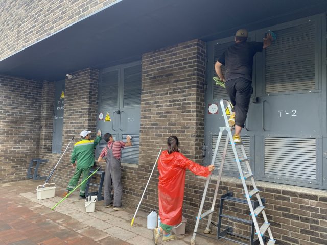 Мытье окон после ремонта в гостиничном комплексе