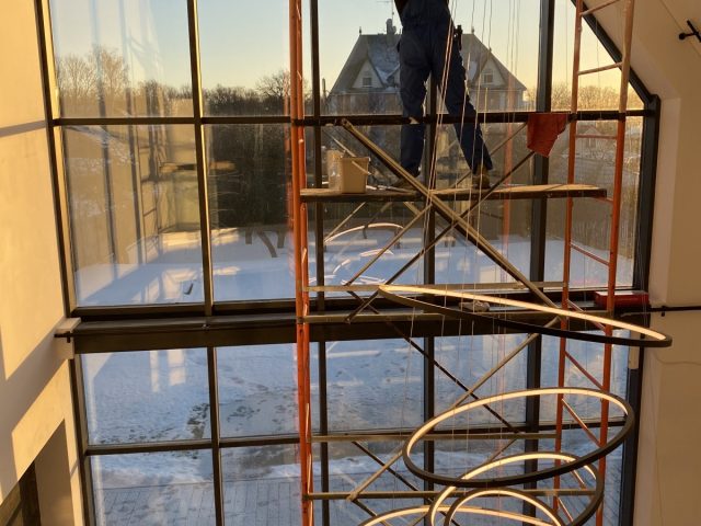 Мытье сложных окон в загородном доме