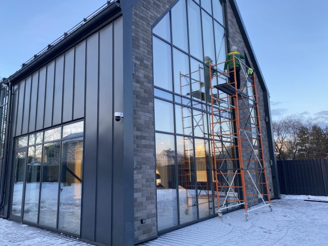 Мытье сложных окон в загородном доме